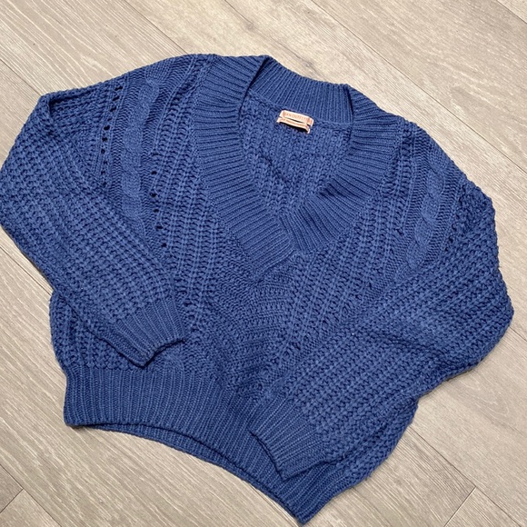 URBAN OUTFITTERS CABLE KNIT SWEATER 💙 - Picture 1 of 3